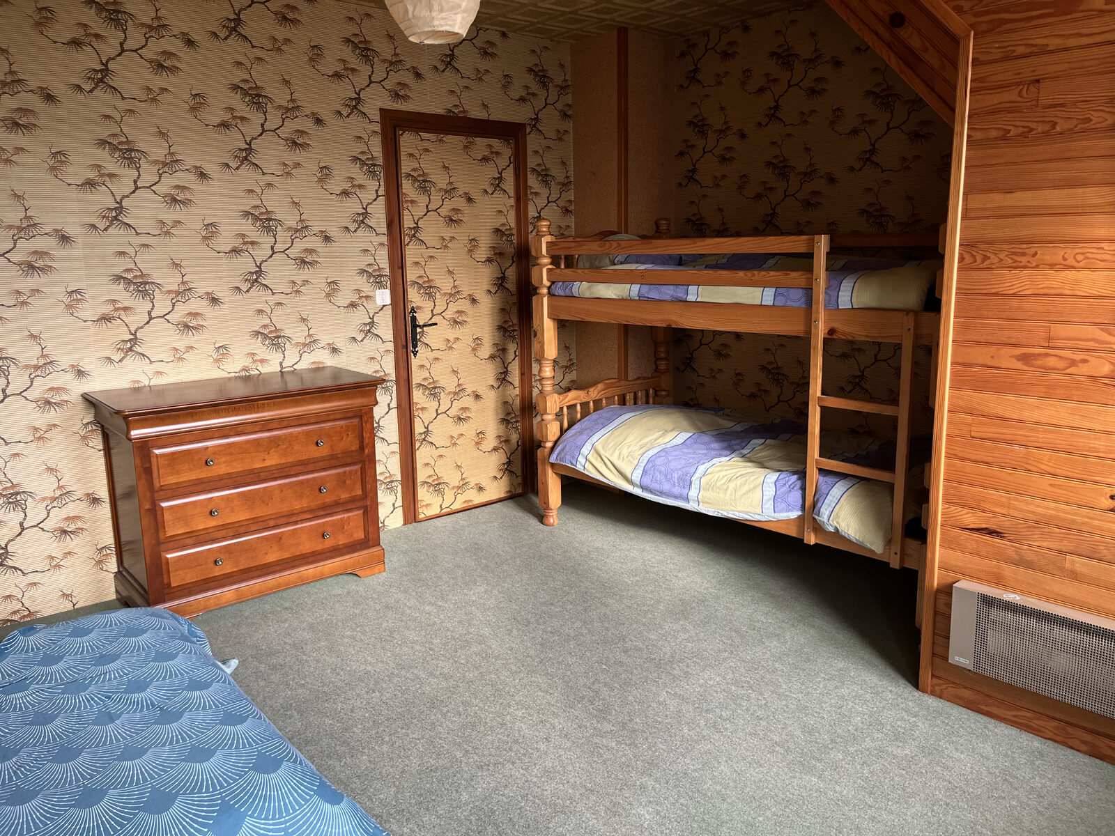 Espace bébé avec lit bébé et table à langer